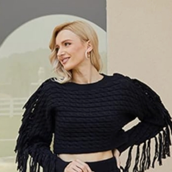 NWT black knit long tassle sleeve crop sweater Size large - Picture 2 of 5